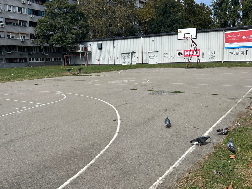 Na mestu gde je baka pogođena je igralište i livada, tu uvek ima puno dece