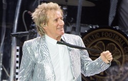 Rod Stewart w Polsce zaśpiewał i… zagrał w piłkę na scenie! [ZDJĘCIA]