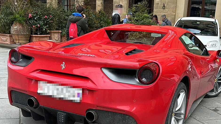 Amerykański turysta ukarany mandatem za wjechanie ferrari na historyczny plac we Florencji