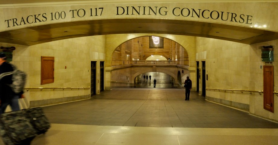 Grand Central Terminal (bo tak brzmi oficjalna nazwa) liczy ponad 100 torów i 44 perony. To nie tylko ważny węzeł komunikacyjny, ale i popularna atrakcja turystyczna, miejsce spotkań i centrum handlowe. 