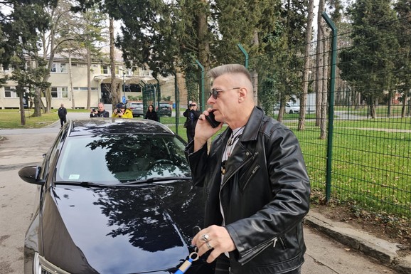 ĆERKA I ŽENA NE ŽIVE SA NJIM U STANU Pevač zavoleo 18 godina mlađu, a zbog ovoga ne želi da je oženi: "Njena rodbina je bila u šoku"