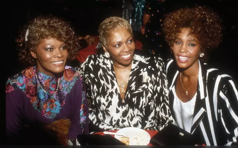 Dionne Warwick (siostra Dee Dee), Cissy Houston i Whitney Houston w 1988 r. Fot. PHOTOlink/Everett Collection