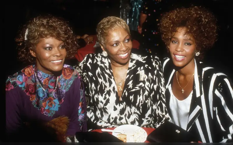 Dionne Warwick (siostra Dee Dee), Cissy Houston i Whitney Houston w 1988 r. Fot. PHOTOlink/Everett Collection