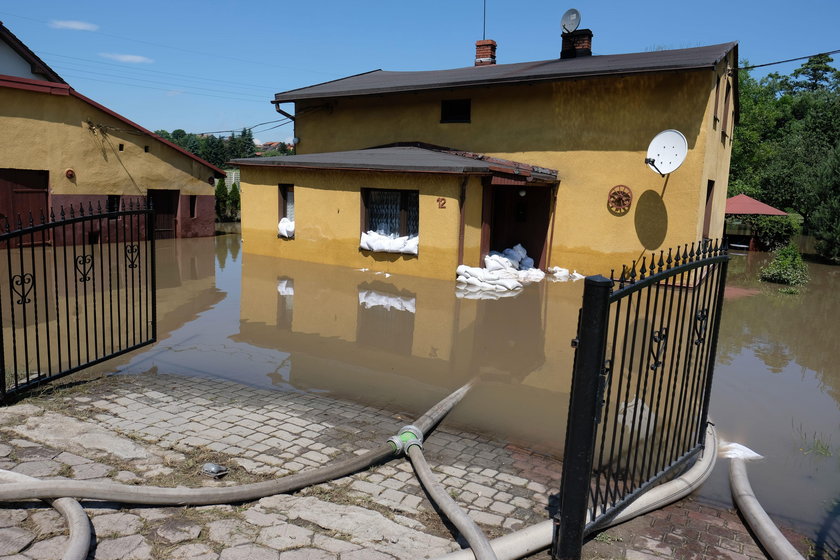 Woda zalała domy w Rybniku przy ul. Skalnej