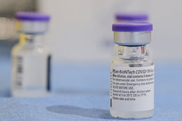 Podanie drugiej dawki szczepionki Pfizera nie powinno być priorytetem - twierdzą naukowcy