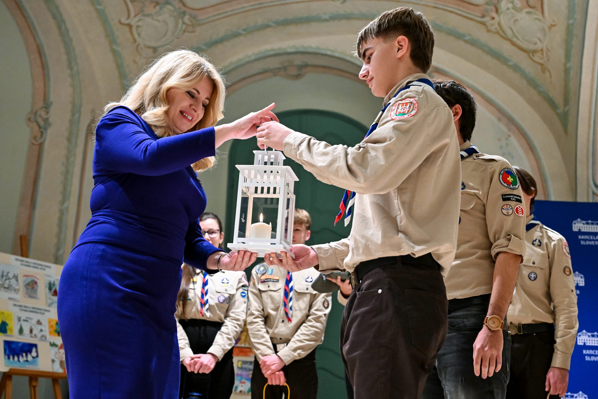 Prezidentka SR Zuzana Čaputová pri preberaní Betlehemského svetla od členov Slovenského skautingu.