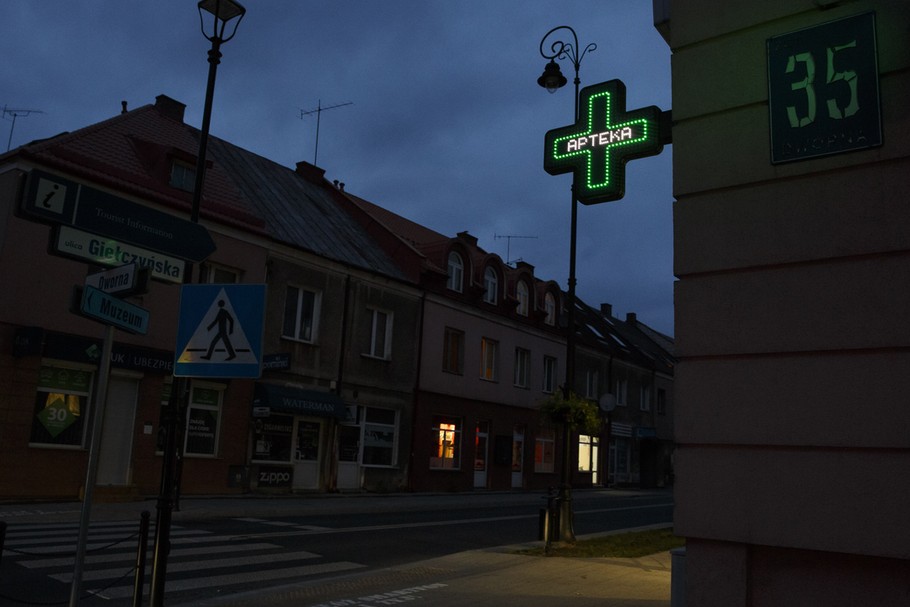 Wygaszone latarnie uliczne to sposób miast na oszczędzanie prądu