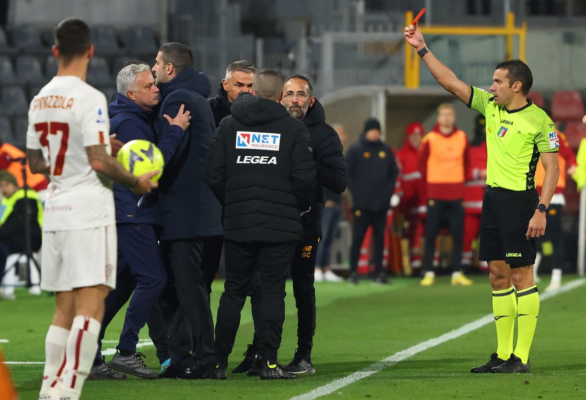 Sędzia Marco Piccinini pokazuje Mourinho czerwoną kartkę