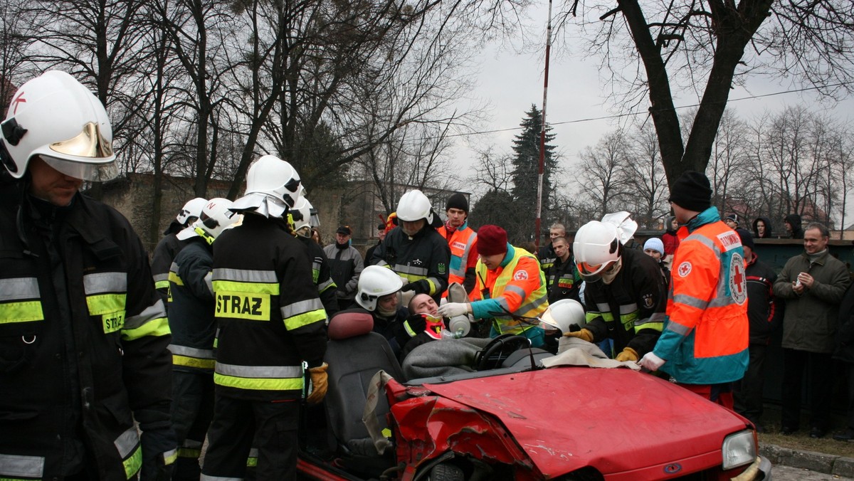 Bytom. W budynku, gdzie prowadzono zajęcia z młodzieżą pozostającą w mieście podczas ferii doszło do silnego wybuchu. Około godz. 11 eksplodował piec centralnego ogrzewania. W czasie wybuchu w pomieszczeniu znajdowało się 23 licealistów. Z wnętrza rozległ się wielki huk, a po chwili dobiegały krzyki przerażonych nastolatków wołających o pomoc. Niemal natychmiast na miejsce dotarli strażacy Ochotniczej Straży Pożarnej ze Stolarzowic, Górnik i Tworoga. Kilka osób odniosło poważne obrażenia.