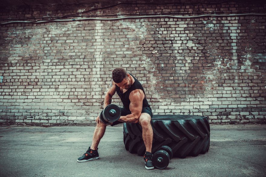 Biceps składa się z dwóch głów – długiej i krótkiej