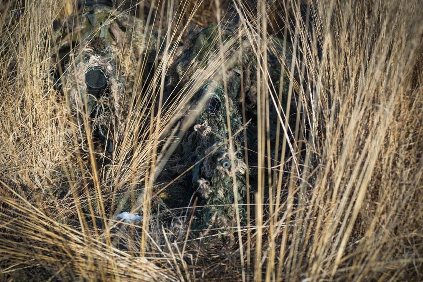 Trening strzelców wyborowych na poligonie w Nowej Dębie