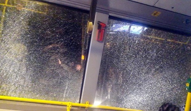 polomljena stakla na autobusu, deca gađala kamenicama