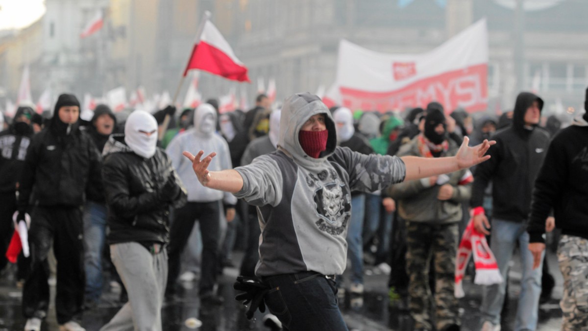 Piątkowa zadyma w Warszawie dowodzi, że polskim życiem publicznym rządzą radykałowie. Nie tylko na ulicach.