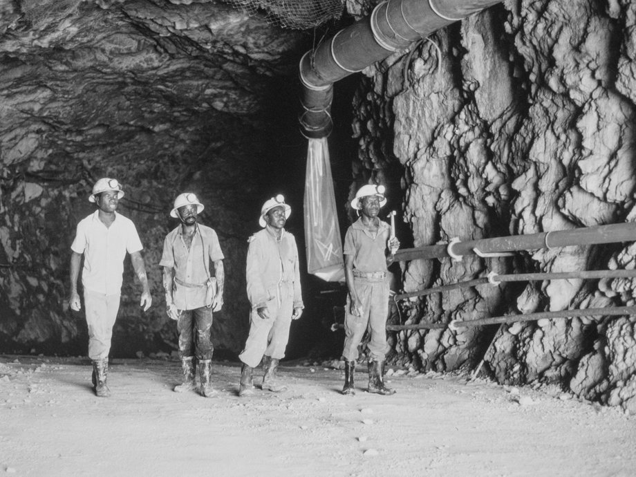 Górnicy wydobywający uran w Gabonie w 1950 r. 