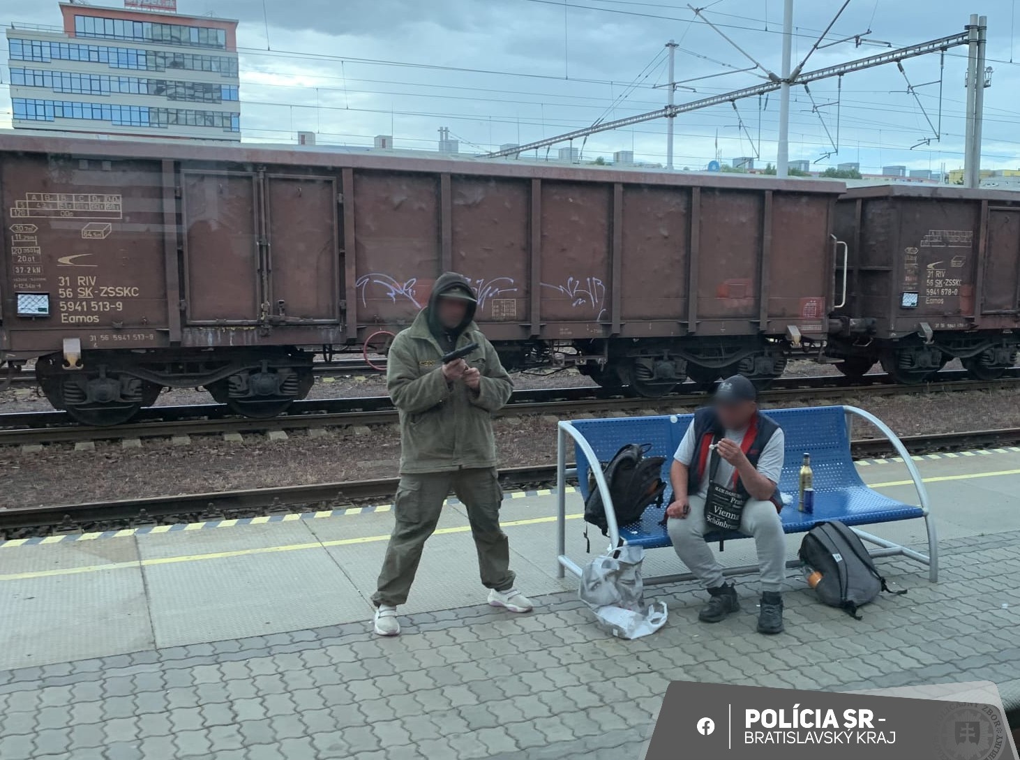 Muž sa na stanici v Petržalke pohyboval s airsoftovou zbraňou.