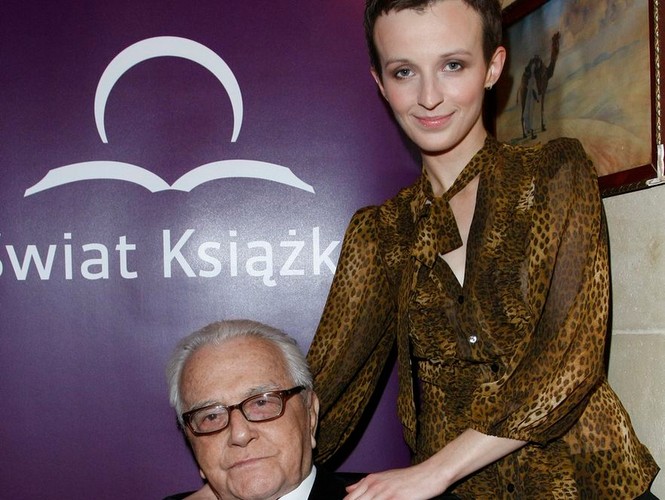 Wyrazista, pewna siebie. Na salonach nie gra już tylko zony swojego męża.