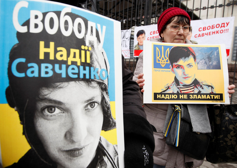 Skazana w Rosji na 22 lata więzienia Sawczenko została wymieniona w środę na dwóch skazanych na Ukrainie żołnierzy rosyjskiego wywiadu wojskowego GRU