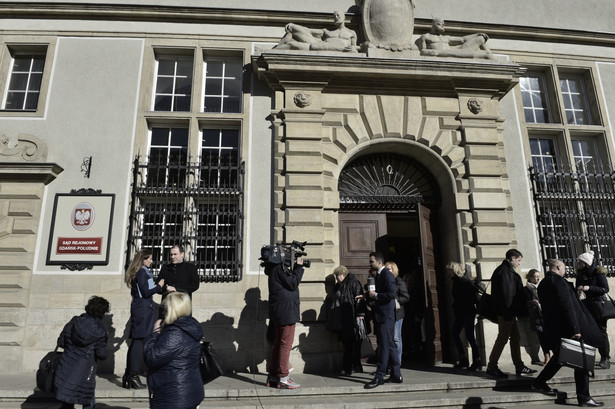 Ewakuowane osoby przed siedzibą sądu, po tym, jak ogłoszono alarm bombowy.