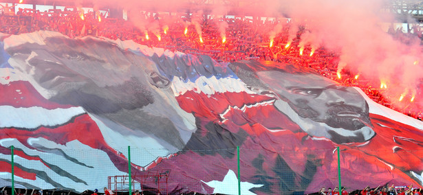 Kibice Wisły spalili własne flagi. To szczęście, że nie spłonął cały stadion