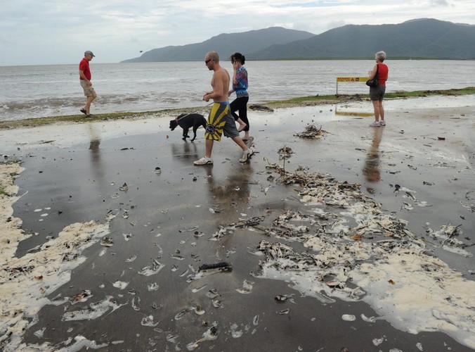 Efekty przypływu na plaży w Cairns w stanie Queensland