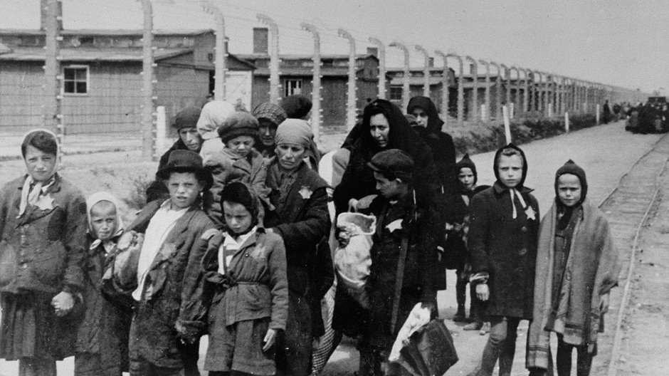 Żydowskie kobiety z dziećmi w niemieckim nazistowskim obozie Auschwitz Birkenau, rok 1944.  Zbiory USHMM.