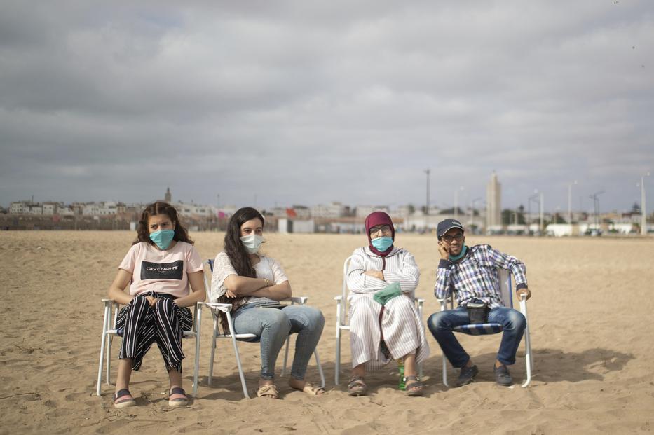 Marokkói nők és egy családtagjuk a Rabat közelében lévő, újranyitott szaléi strandon 2020. június 26-án. Marokkóban három hónap után oldották fel a koronavírus-járvány miatt bevezetett korlátozó intézkedéseket. / Fotó: MTI/AP/Mosza'ab Elsami