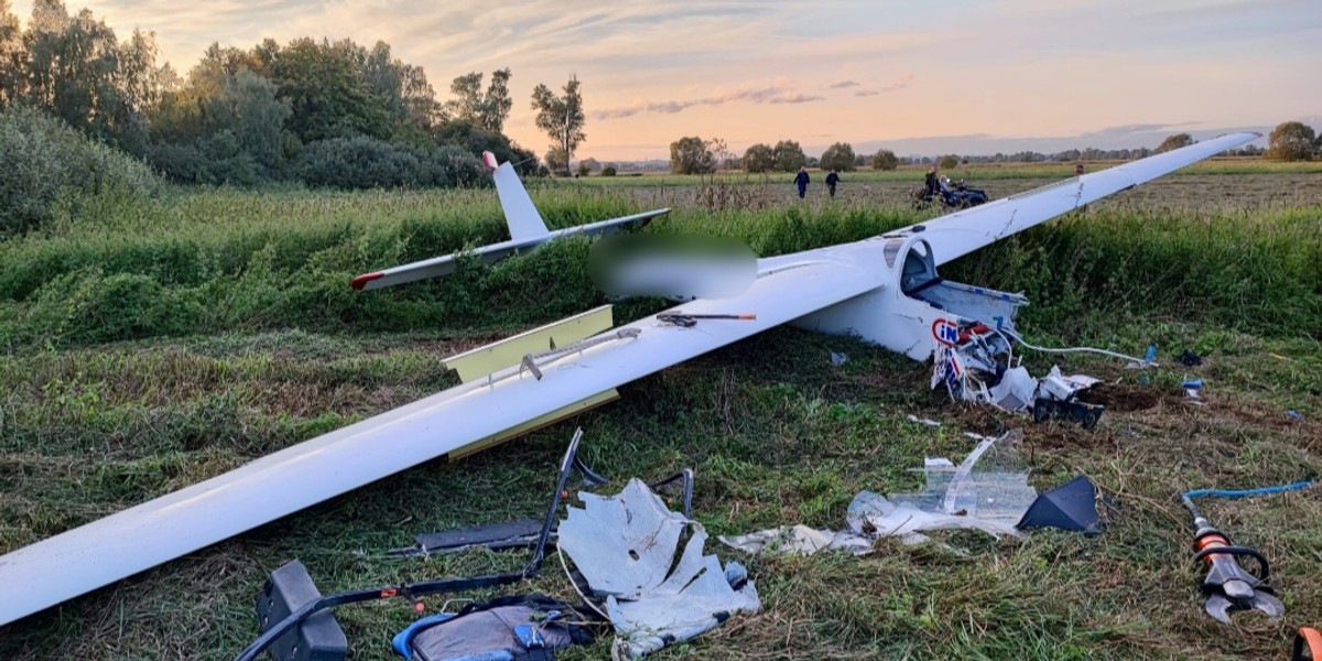 Szczątki szybowca, który w środę 14 września rozbił się w Rokitnicy pod Pruszczem Gdańskim. Fot. mł. asp. Krzysztof Krajewski/PSP Pruszcz Gdański. 