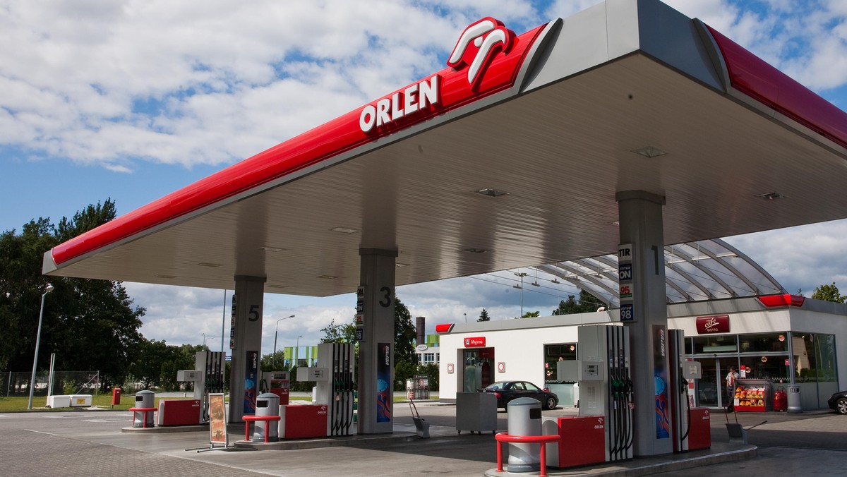 Orlen Deutschland, spółka zależna PKN Orlen, podpisała umowę z operatorem sieci stacji paliw, firmą Germania Petrol, na przejęcie 13 obiektów marki SUN zlokalizowanych w Berlinie, podał Orlen. Dzięki transakcji liczba stacji zarządzanych przez Orlen Deutschland wzrośnie do ponad 570.