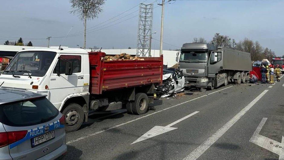 Miejsce tragicznego wypadku. W oddali widać ekran służb, który zasłania wrak mercedesa