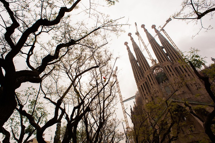 4. Sagrada Familia, jeden z najbardziej znanych zabytków w Hiszpanii, wciąż nie jest ukończona – mimo że jej budowę rozpoczęto w 1882 roku. Jej zakończenie wstępnie planuje się na 2026 lub 2028 rok. To wbrew pozorom i tak szybko – autor monumentalnego projektu, Antoni Gaudi, zakładał, że budowa potrwa kilkaset lat, jednak postęp technologiczny umożliwił jej przyspieszenie. Budowy nie finansuje żadna rządowa ani kościelna instytucja – dawniej byli to prywatni inwestorzy, obecnie wykorzystuje się wpływy z biletów wstępu. Budżet na budowę w 2009 roku wynosił 18 mln euro. Zdj.: Mstyslav Chernov (Self-photographed, http://mstyslav-chernov.com/) [CC-BY-SA-3.0 (http://creativecommons.org/licenses/by-sa/3.0)], undefined