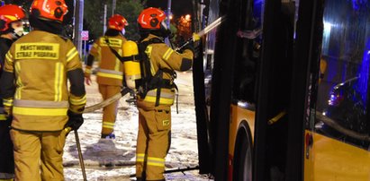 Groźne zdarzenie na warszawskiej ulicy. Mogli spłonąć w autobusie