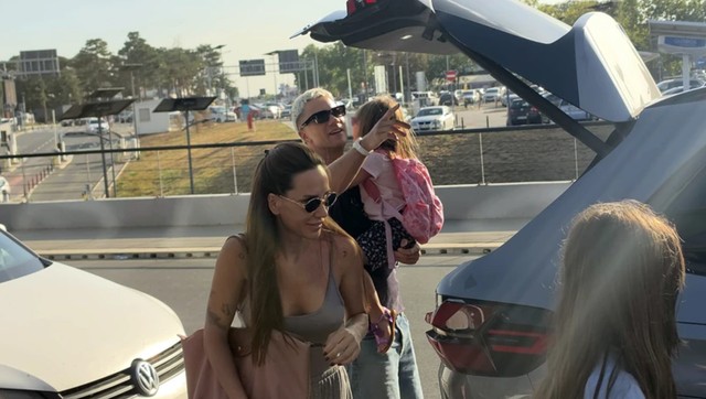 Nikolija i Relja na aerodromu sa decom