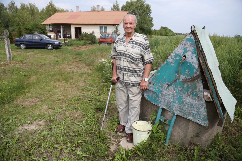 Urzędnicy wykopali rów chcąc osuszyć pobliski cmentarz. Przy okazji wysuszyli studnię pana Gabriela