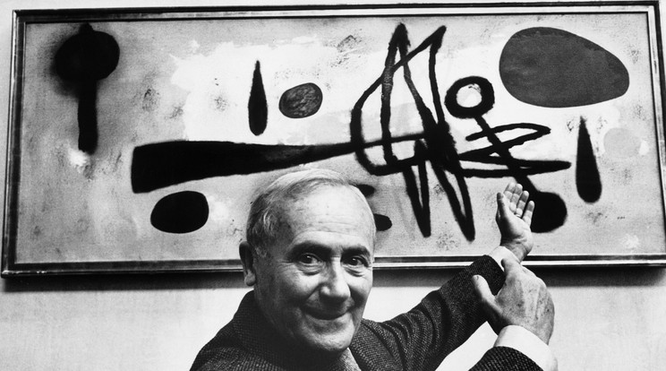 Joan Miró a londoni Tate Galleryben, 1964. szeptember 15-én.  A festő a számára rendezett kiállításra újraalkotta Zöld című festményét, amelyet korábban egy franciaországi kiállításon vandál kezek próbáltak meg elpusztítani, szerencsére sikertelenül. Itt a kérdéses festménnyel látható / Fotó: Getty Images