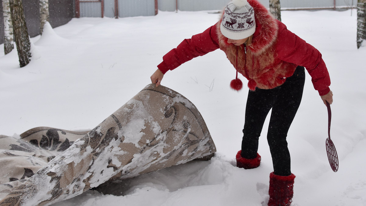 Czy trzepanie dywanów na śniegu faktycznie działa? Wyjaśniamy