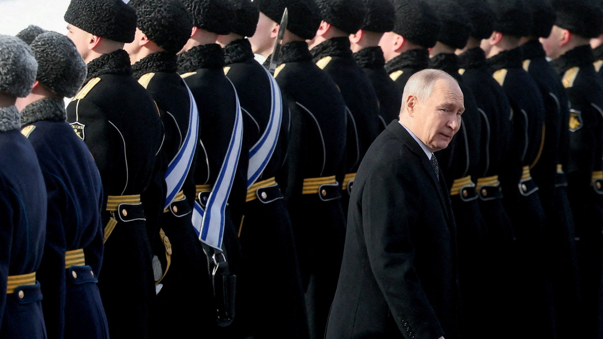 Vladimir Putin počas slávnostného kladenia vencov pri príležitosti ruského Dňa obrancov vlasti.