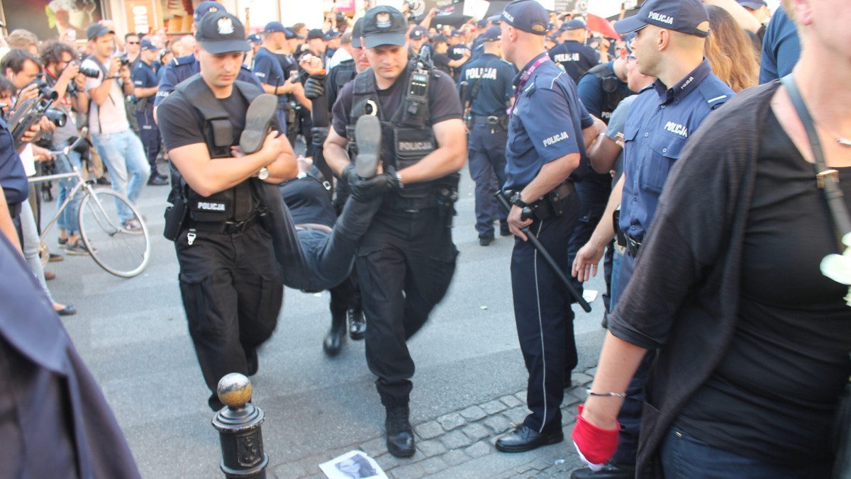 Obywatele RP próbowali zablokować dziś marsz zorganizowany przez Młodzież Wszechpolskiej z okazji rocznicy Bitwy Warszawskiej. Interweniowała policja. Funkcjonariusze siłą usunęli protestujących, którzy usiedli na ul. Nowy Świat. Mundurowi brali ich za ręce i nogi, po czym wynosili na sąsiednią ulicę.