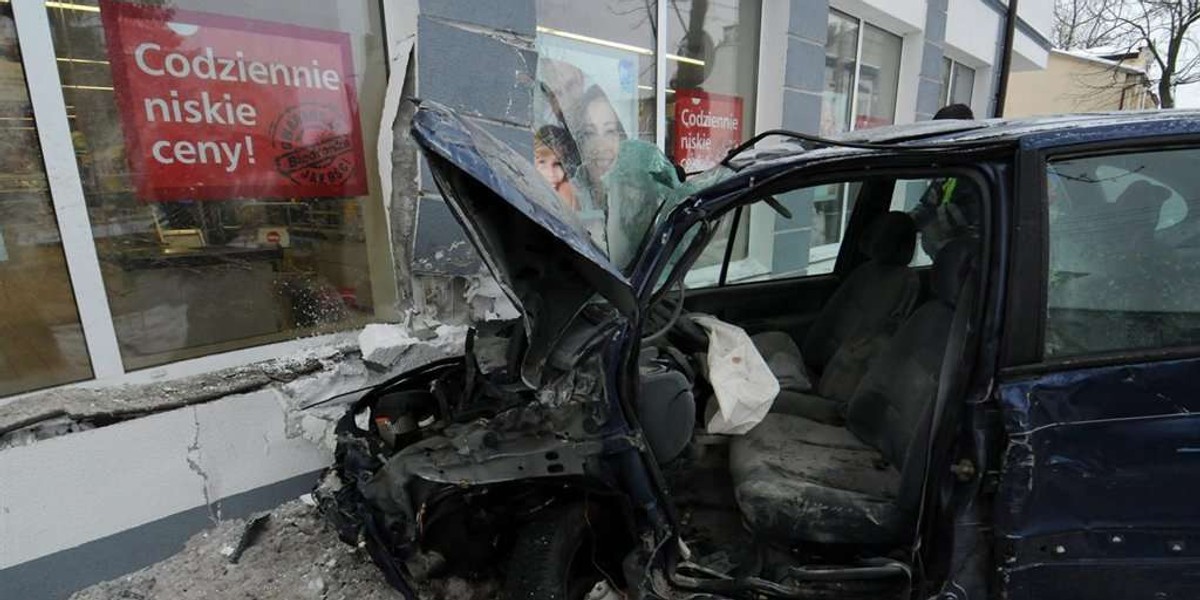 Auto wjechało w Biedronkę. Jedna osoba nie żyje