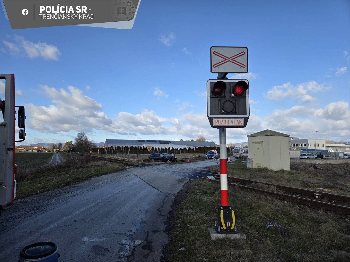V Dolných Ozorovciach sa zrazilo auto s vlakom, vodiča auta ošetrili. 
