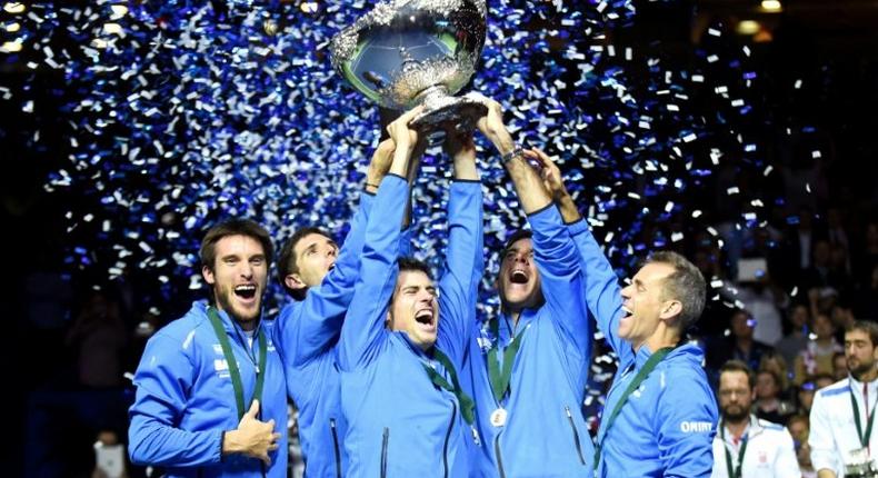 (R-L) Argentina's coach Daniel Orsanic, Juan martin del Potro, Guido Pella, Federico Delbonis and Leonardo Mayer celebrate with the trophy after winning the Davis Cup World Group final between Croatia and Argentina on November 27, 2016