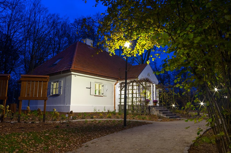 Niedawno odrestaurowany dworek Chełmońskich w Adamowiźnie