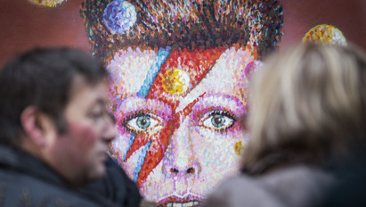 Emberi kaméleon: a kislány, aki David Bowie és Lady Gaga bőrébe bújt