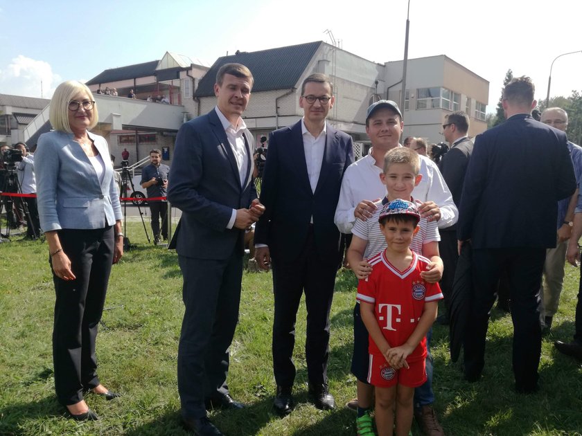 Premier Morawiecki da dzieciom na boisko!