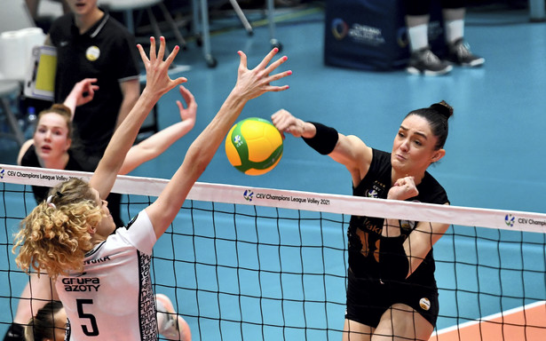 Siatkarka drużyny Grupa Azoty Chemik Police Agnieszka Kąkolewska (L) oraz Isabelle Haak (L) i Zehra Gunes (P) z zespołu VakifBank Stambuł podczas meczu ćwierćfinałowego Ligi Mistrzyń