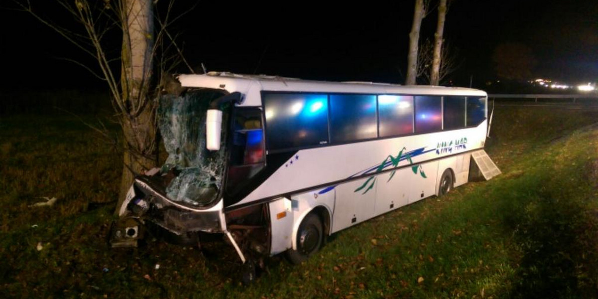 Samochód zderzył się z autobusem