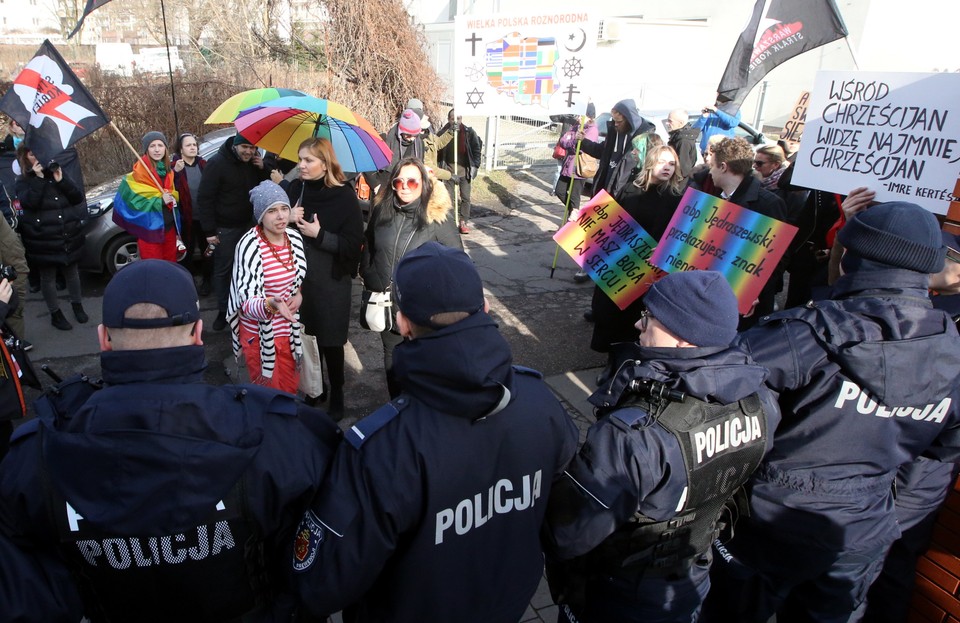 Abp Marek Jędraszewski w Warszawie oraz demonstrujący jego przeciwnicy