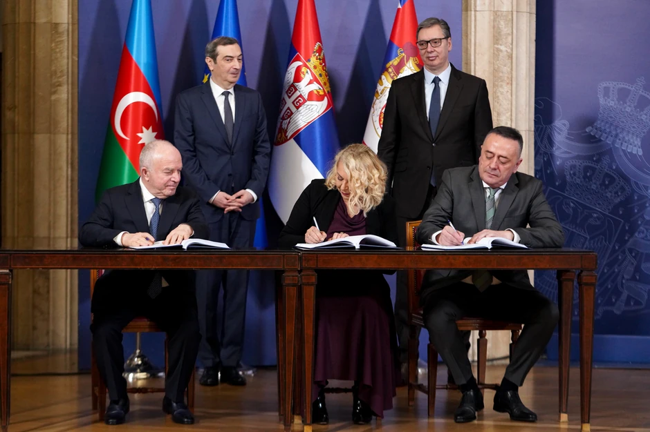 Komercijalni ugovor o projektovanju i izvođenju radova na izgradnji brze saobraćajnice granični prelaz Bački Breg-Sombor-Kula-Vrbas-Srbobran potpisan je danas u Beogradu sa azerbejdžanskom kompanijom Azvirt, u prisustvu predsednika Srbije Aleksandra Vučića