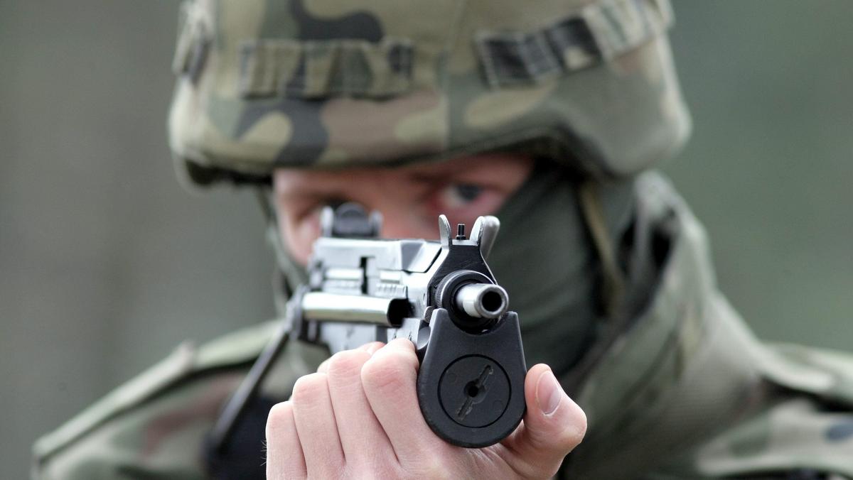 Ćwiczenia antyterrorystyczne pistolet karabin żołnierz