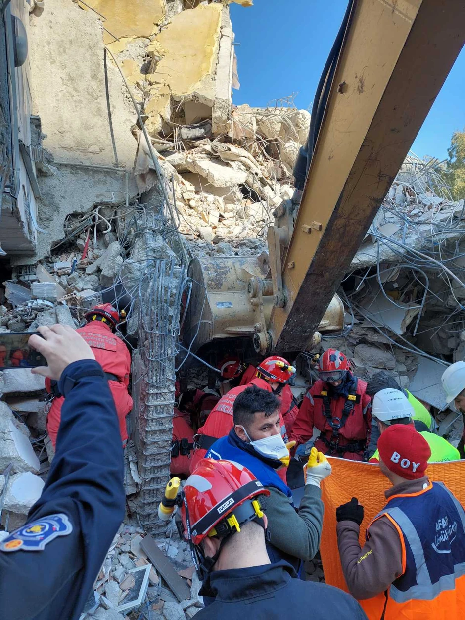 Užički vatrogasci ulaze u ruševinu pod zaštitom kašike bagera