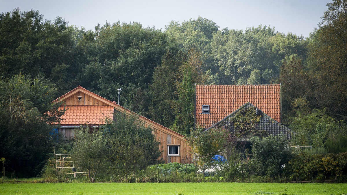 Holenderski sąd przedłużył o dwa tygodnie areszt mężczyźnie, który przez 9 lat przetrzymywał w zamknięciu na farmie w Holandii siedem osób. Jak podaje holenderska prasa, zatrzymany to 58-letni Austriak Josef B., prawdopodobnie były członek sekty Moona.